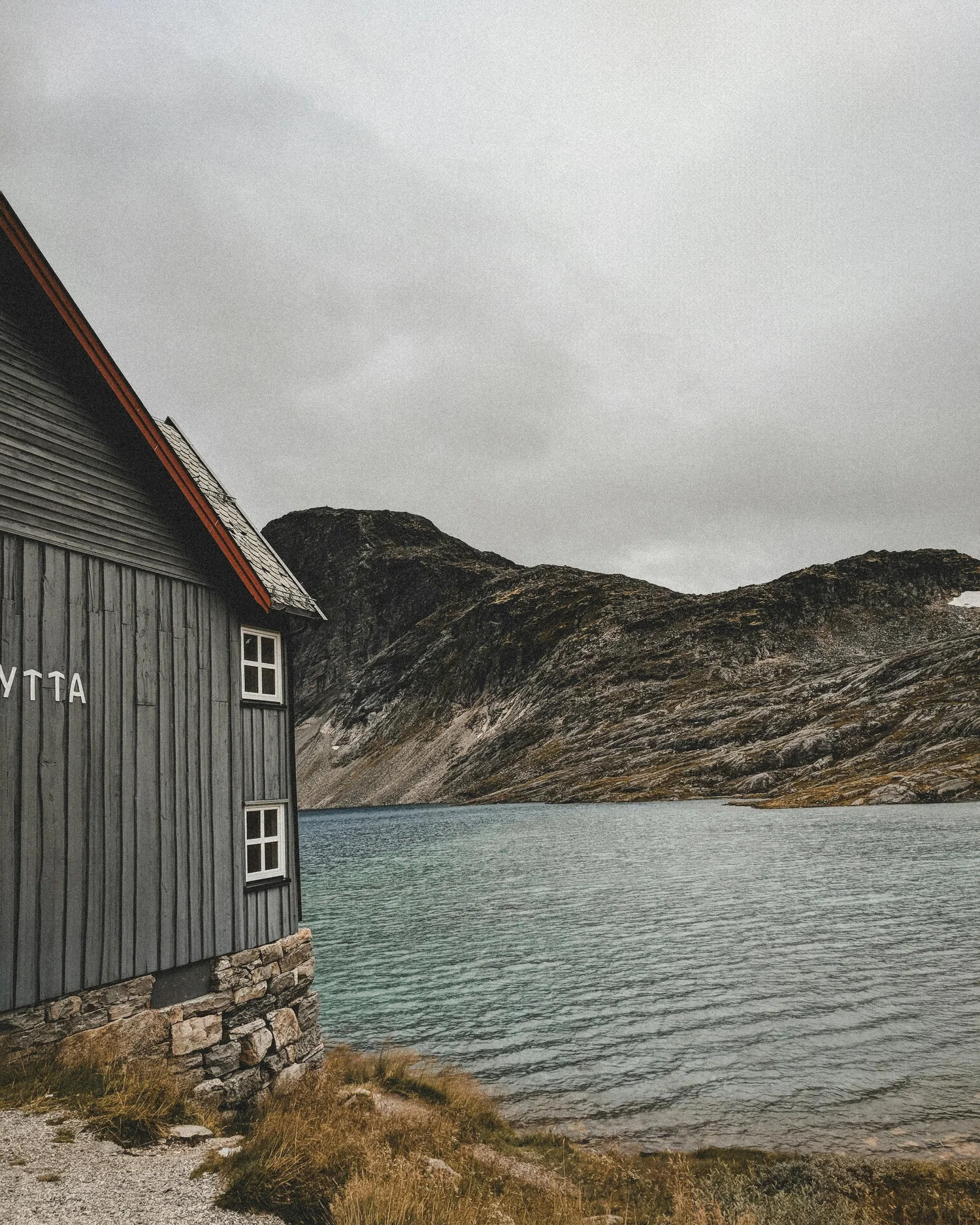 Fritidsbolig ved norsk fjellandskap